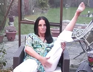 La vieille grand-mère britannique obtient sa chatte toute mouillée vidéo du porno