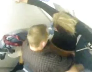 Les toilettes publiques d'une caméra cachée cochone porn