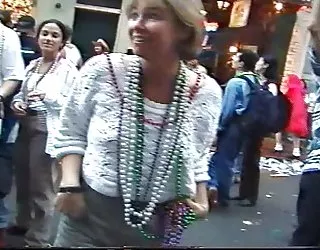 Mardi gras flasher police demande la permission de photo de femme nudiste