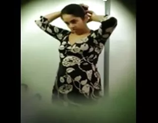 Desi indien bhabhi capturé travers le trou de la serrure porno film