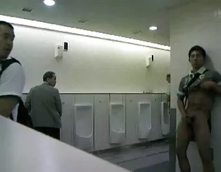 Cmnm - le gars se masturbe dans les toilettes publiques ! porn francais gratuit