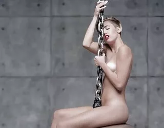 Nus scène miley cyrus - wrecking ball (ralentie) 1 film erotique xxx