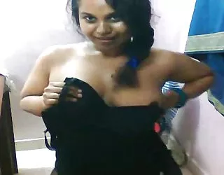 Busty indienne lis exposer ses seins , appétissante cul la webcam femme nue