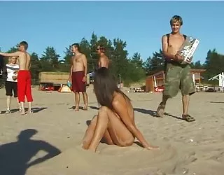 L'espion de la fille nue a un voyeur de la caméra sur la plage nudiste saloppe cochonne