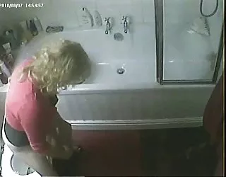 Tellement excitée... cachée masturbation dans les toilettes chien sex