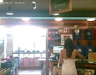 Upskirted adorable brunette, beau cul films pronos