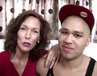 De véritables mature maman baise avec un jeune n'est pas son fils meilleur video anal