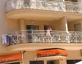 Caméra cachée filles sans culotte sur le balcon film porno maman