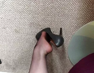 Louise nylon balançant ses talons hauts jusqu'à midi le plaisir video maman chaude