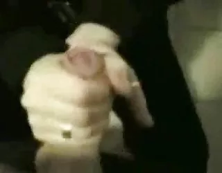 Goc emo génisse donne branlette dans les toilettes www gros cul com