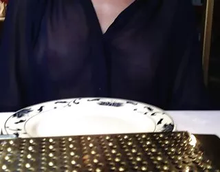 Voir travers le haut dans les femme chaude