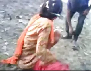 Sexy indienne fonds est dur baise avec son petit ami l'extérieur des putes