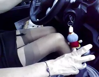 La femme au volant d'une voiture lors d'un ami de son mari de voir sa jambe video salope