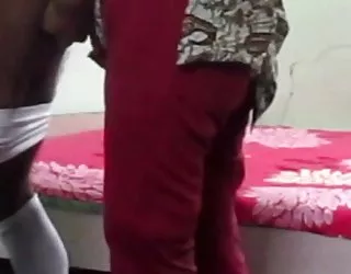 Desi femme baise le mari de cul, en utilisant strapon et le doigté de son site x gratuit