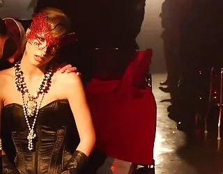 Espiègle de la jeune fille dans le masque fait sensuel de l'amour film cul streaming