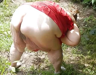 En regardant sur le jardin pute noire nue