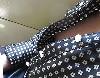 Touche les seins dans le train xhamster maman