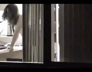 La fenêtre le regard de la jeune fille obtient cloué en face de la fenêtre extrait video porno