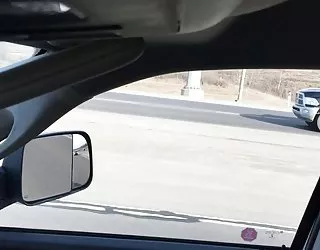 Voiture flash conduite d'une blonde reçoit le plaisir de cette sexe jeune pute