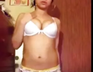 Cutie danse dans le soutien-gorge et culotte salope gratuit