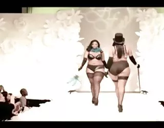 Les jambes épaisses et les trous du cul en lingerie blonde cochonne