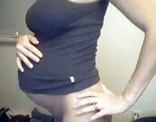 Apregnant avec de gros seins, des brunes de l'aréole sur la webcam 1 belle femme nue