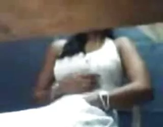 Caméra cachée d'un café internet nu de femme