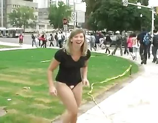 Chaude fille du collège montre dans la rue film de cul gratuit