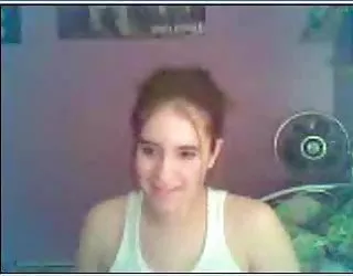 Les adolescents de poulet montre ses petits seins femme sexi