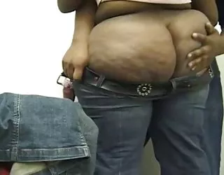 Belle black cul reçoit de l'aide pour porter ses jeans. mamie salope