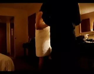 Nude femme serviette de goutte .com pute vidéo