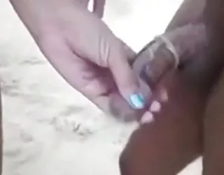 Petite femme plaisir passer du temps avec deux nègres mec sur la plage. video x hard