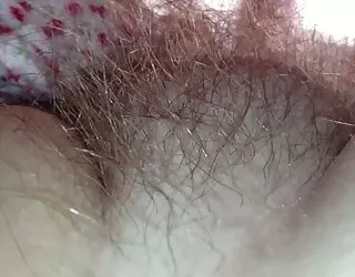 Bouchent la douceur de son joufflu poilu coteau. femme nue tres chaude