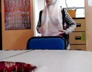 Hijab seins clignotant jeune fille nue