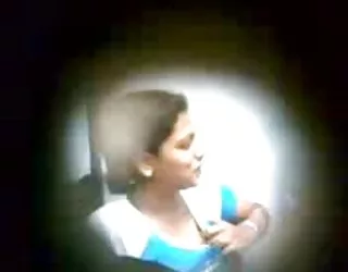 L'adolescent sucé dans le réseau d'un café pris sur l'appareil photo caché grosse salope blonde