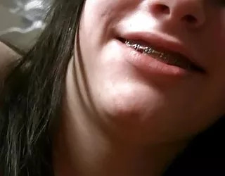 Jeune adolescent avec des accolades photographie femme nue