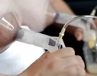 La poitrine pomper les seins video jeune salope