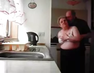 Grand-mère et grand-père baise dans la cuisine film et video x