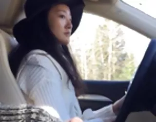 Vendeur de voitures dick flash lors d'un essai routier une belle fille nue