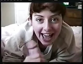 Un amateur qui aime vraiment sucer la bite femme tres sexy nue