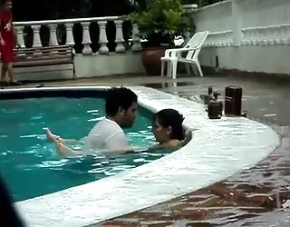 Le sexe dans la piscine. blonde salope