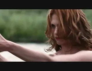 jones étendu topless dans (ab) salopes echangistes