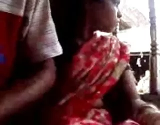 Boobpress dans l'auto fille nue sexy