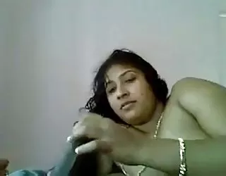 Desi indien bhabhi parler, tenant la bite dans la bouche beurette cochonne