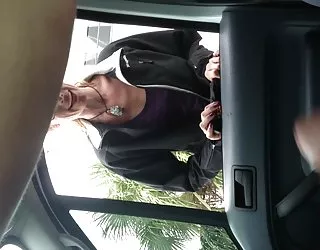 La jeune fille veut aider cul de gros