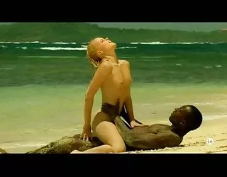 Blonde jeune fille blanche avec le noir de son amant sur la plage - interracial pornaux gratuit