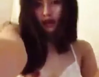 Mignon fille asiatique joue avec la caméra sex film prono