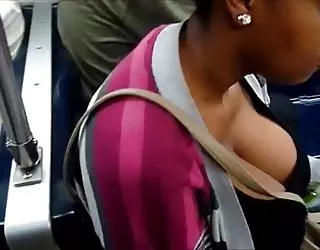 Trémousser noires seins dans le train film sexe
