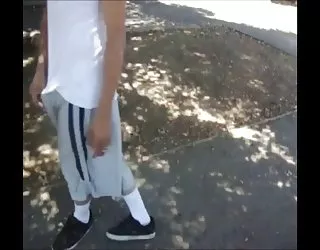 Les meilleurs amis et un trou dans le pantalon putain nue