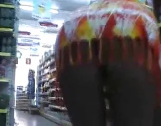 Les génisses dans un supermarché sans culotte jeune femme toute nue